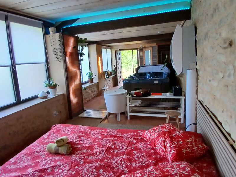 Chambre Bien-Être avec accès spa, sauna, hammam et jacuzzi au Mas de Lombregot