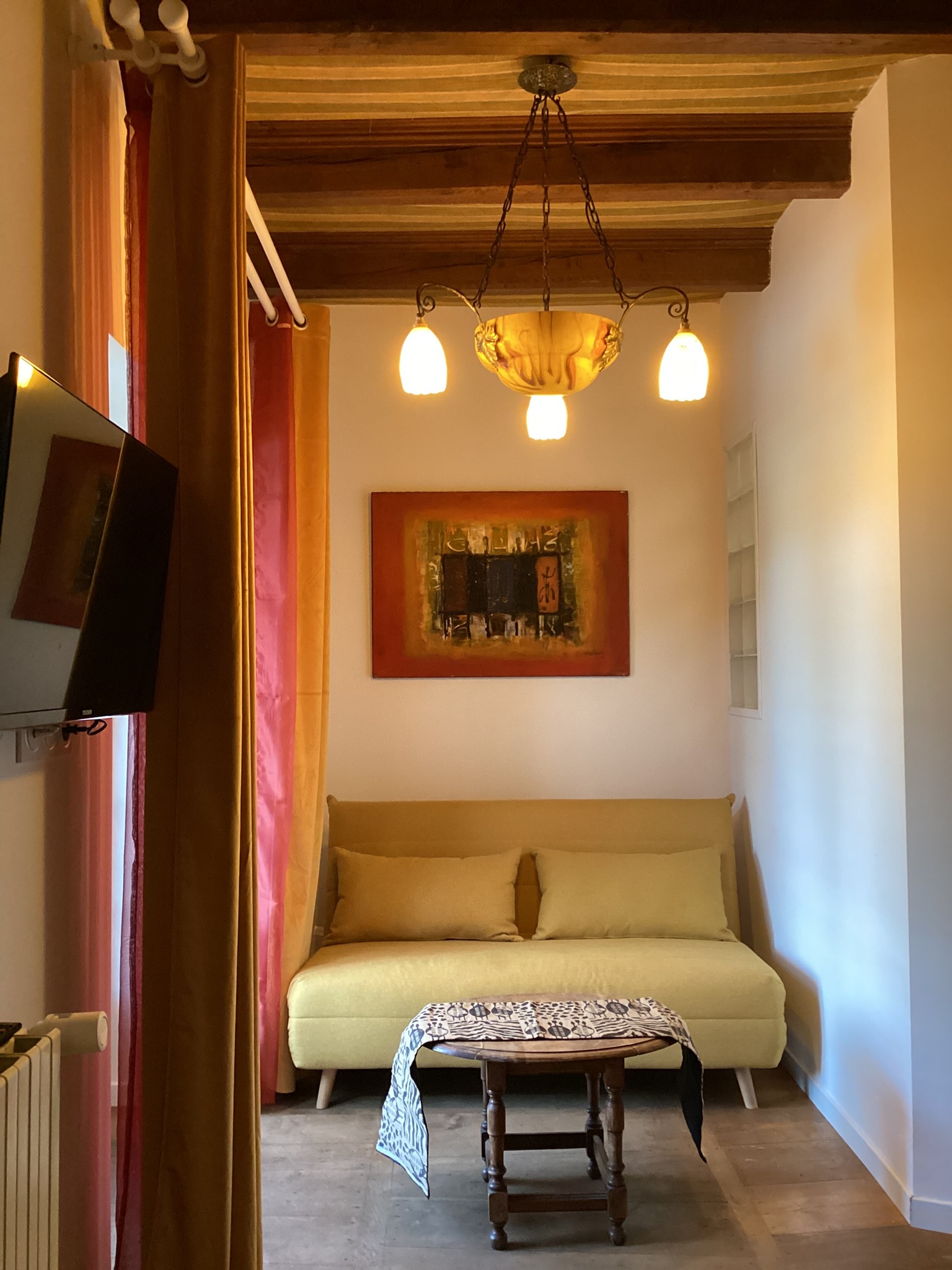 Salon Suite Sérénité avec canapé convertible - Hébergement authentique Aveyron