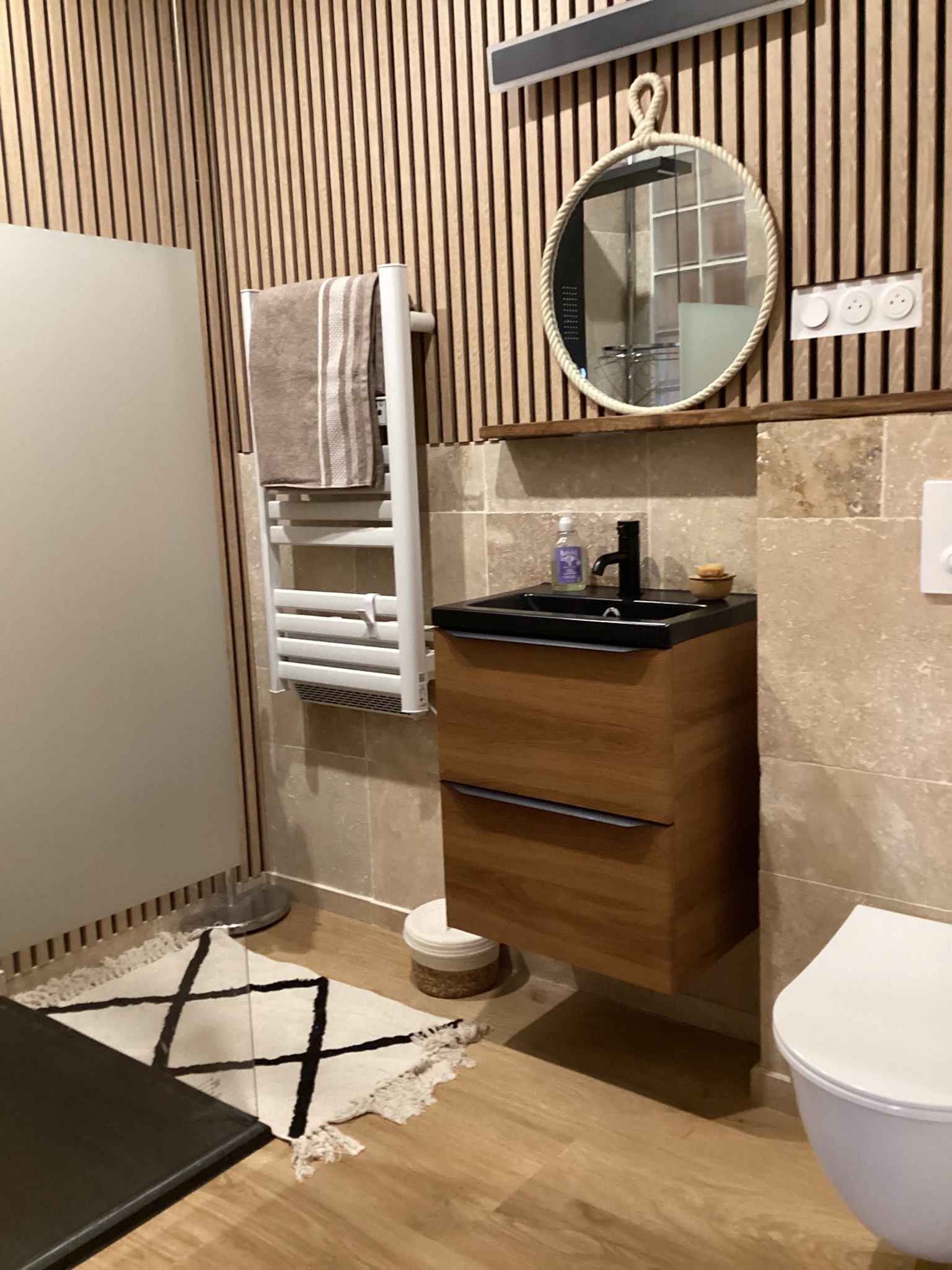 Salle de bain privée douche italienne Suite Sérénité Mas de Lombregot