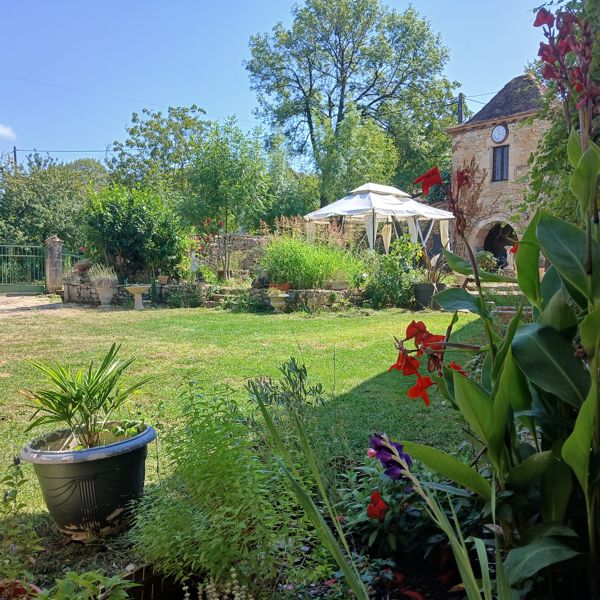 Jardin authentique du Mas de Lombregot à Villeneuve d'Aveyron avec mare aux grenouilles et végétation aveyronnaise