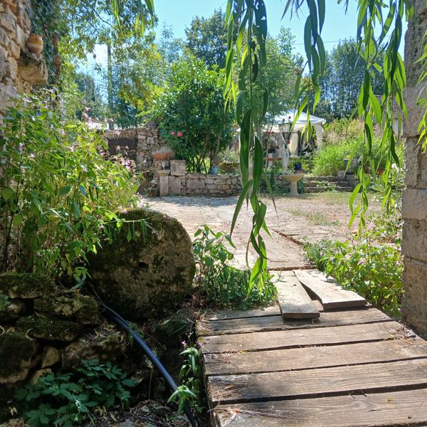 Four à pain traditionnel en pierre du Mas de Lombregot, patrimoine architectural aveyronnais