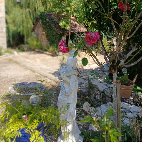 Espaces verts et détente du Mas de Lombregot, cadre paisible en Aveyron