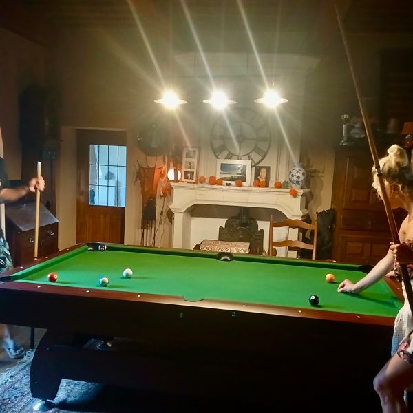 Terrasse et coin détente extérieur du Mas de Lombregot près de Villeneuve d'Aveyron