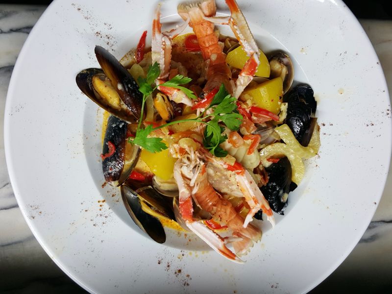 Art de la table au Mas de Lombregot, présentation soignée cuisine aveyronnaise