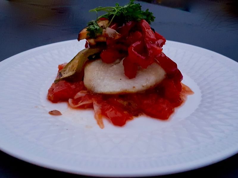 Salle à manger conviviale pour table d'hôtes, ambiance chaleureuse Aveyron