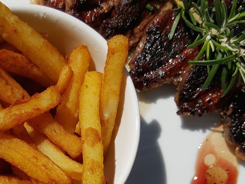 Repas en terrasse au Mas de Lombregot, dîner en plein air Aveyron